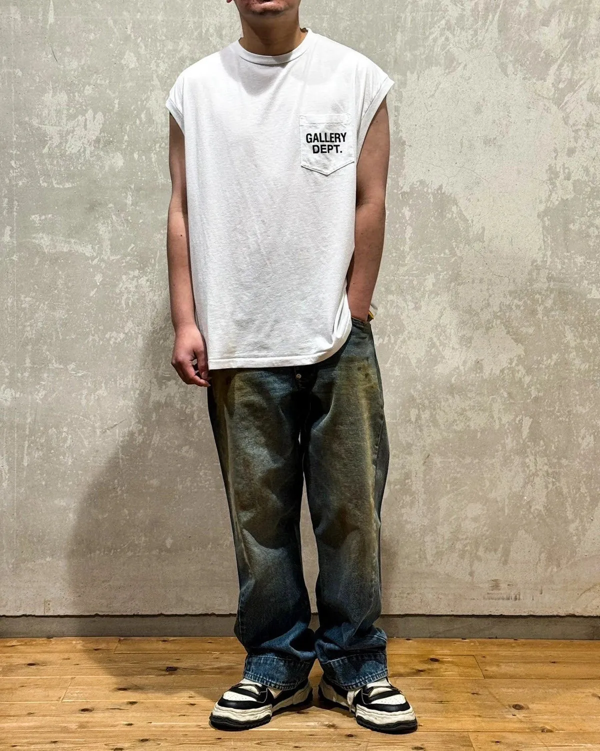 GALLERY DEPT. AUGI SLEEVELESS TEE/VINTAGE BLACK/NAVY/WHT English pocket sleeveless vest TEE Washed black/navy blue/white S-XL Same as the original version Super comfortable summer brushed lightweight material No sense of comfort on the upper body Loose and crisp fit Comfortable and breathable